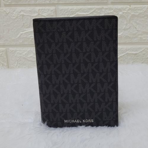 محفظة مايكل كورس Michael Kors Passport holder