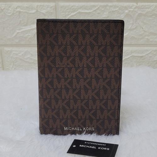 محفظة مايكل كورس Michael Kors Passport holder