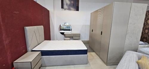 غرفة نوم(سرير - دولاب -تسريحة - كمدينو)
