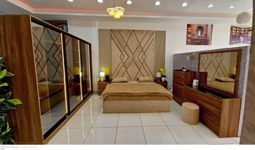 غرفة نوم خشب تايلندي (سرير+دولاب+تسريحة +شفرينه+2...