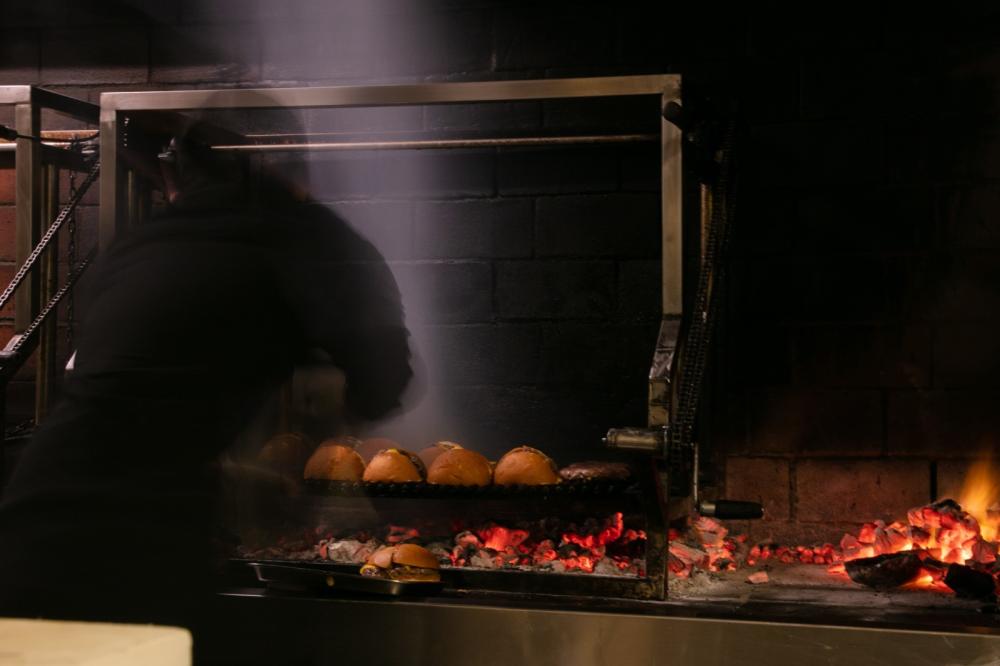 ماذا يميز ستيك بونزو في مطعم ماربل؟