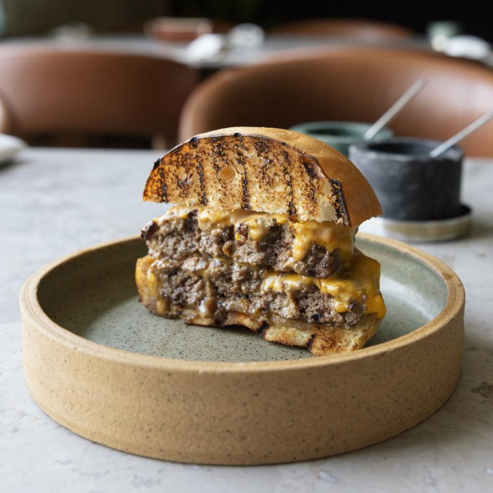 مطعم ماربل: المكان المثالي لتجربة الستيك الغني والنكهات الفريدة