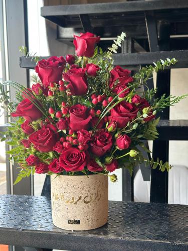 Red rose vase (possibility to change the sentence)