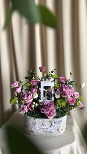 Cute vase (name upon request) with 12 pieces of Anoush chocolate