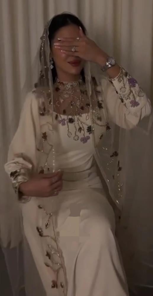 فستان مع شال انيق مطرز