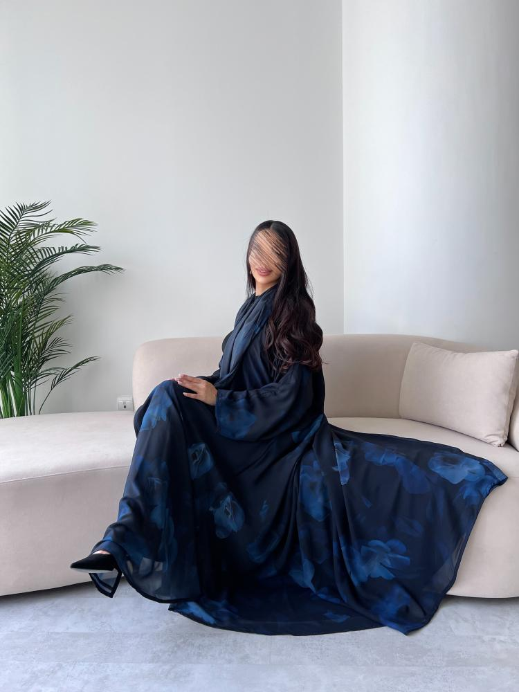 ألوان العبايات الأكثر أناقة لهذا الموسم – تحليل اتجاهات الألوان في عالم العبايات.