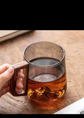 كوب زجاجي بمقبض خشبي