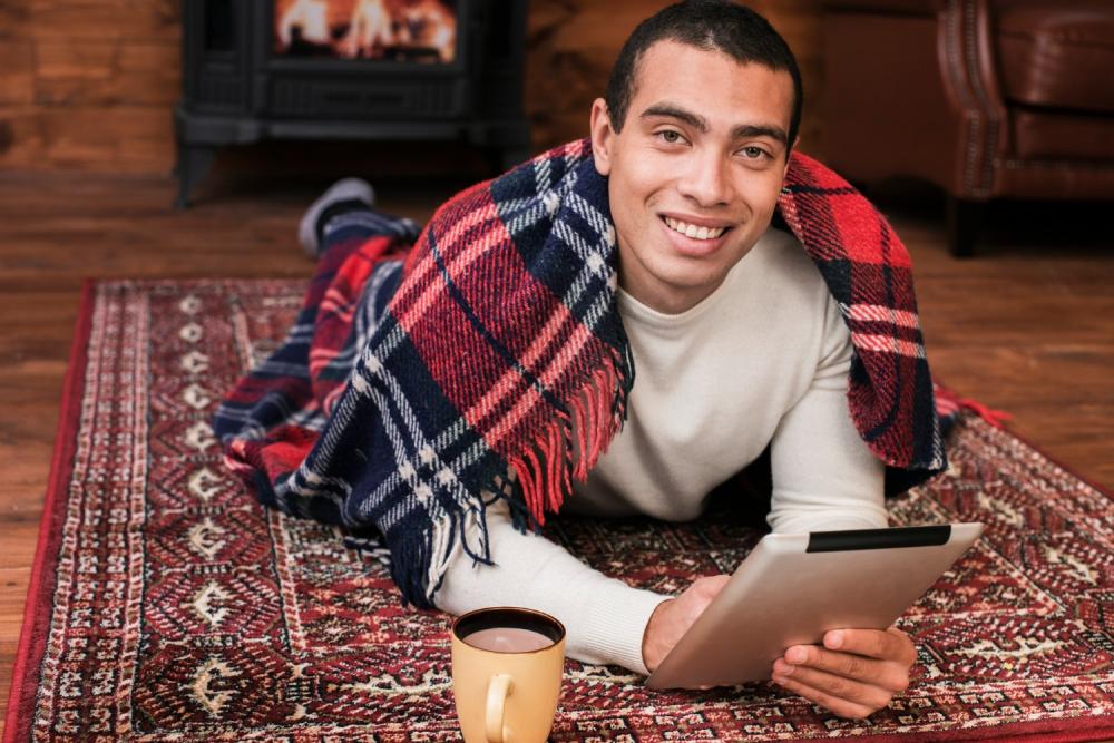 كيف تختار بطانية تناسب أجواء الشتاء في السعودية؟ دليل شامل لاختيار بطانية شتوية دافئة ومريحة