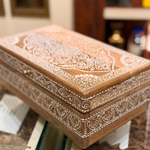 صندوق خشبي يدوي مطرز بالابيض كبير
