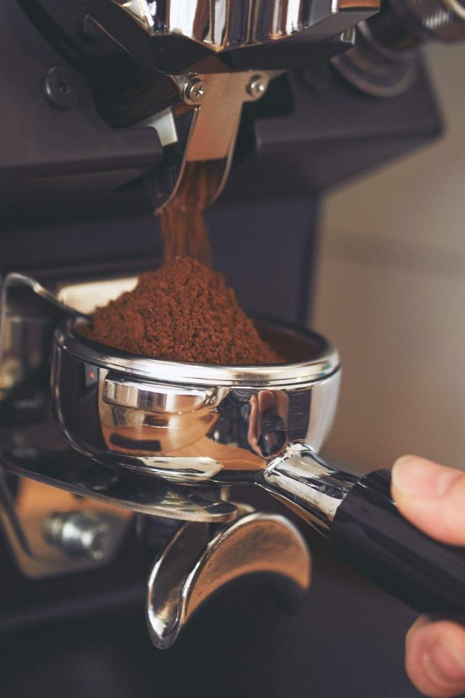كيف يؤثر اختيار مطحنة القهوة على جودة المشروب؟