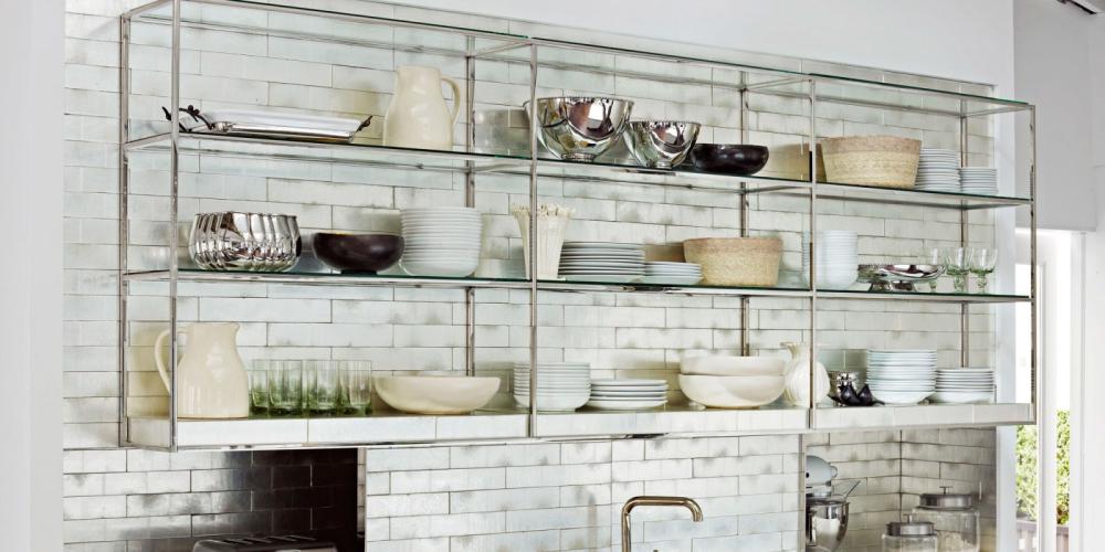 مقارنة بين رفوف المطابخ الألمنيوم والخشبية: أيهما أفضل؟