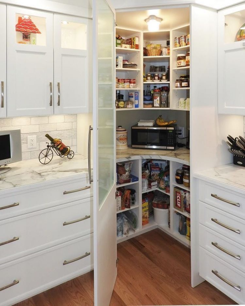 تصميمات رفوف المطبخ المثالية للمساحات الصغيرة