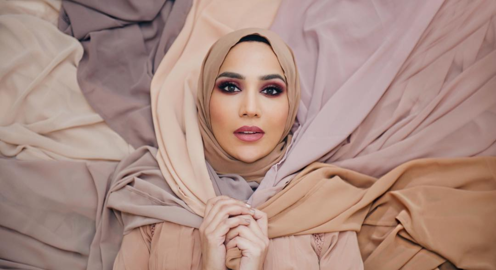 أسرار اختيار الطرحة مع العباية