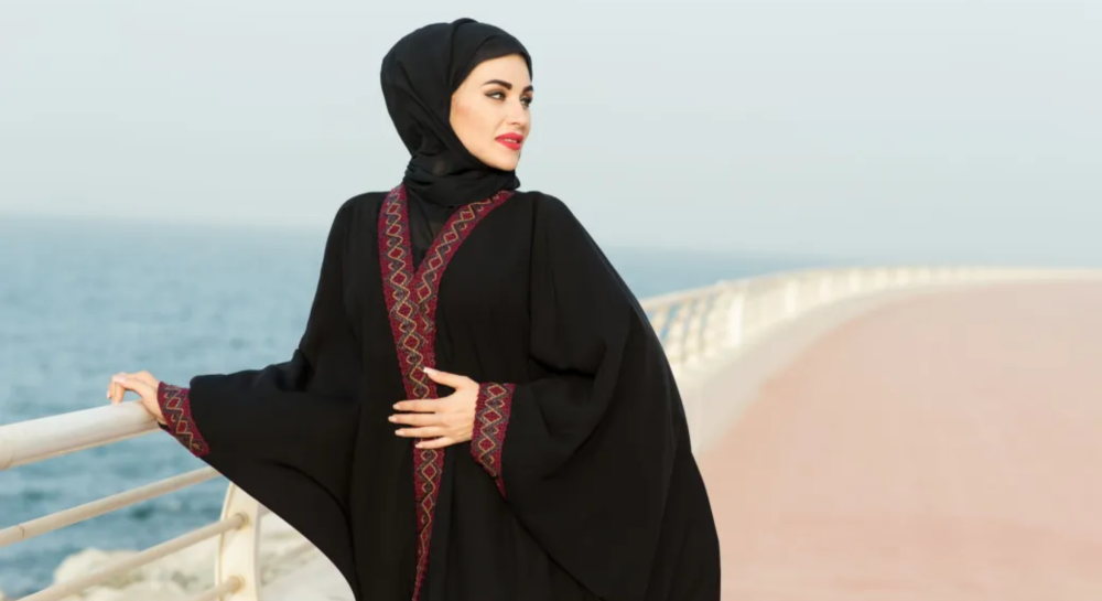 كيف تحافظ المرأة السعودية على هويتها من خلال العباية؟