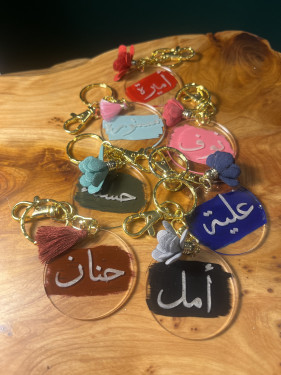 ميداليه اكريلك بالاسم محفور جميله كهديه او اقتناء...