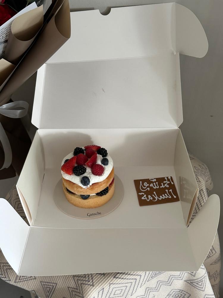 باقة حمراء و كيكة جاناش | Red bouquet and ganache cake