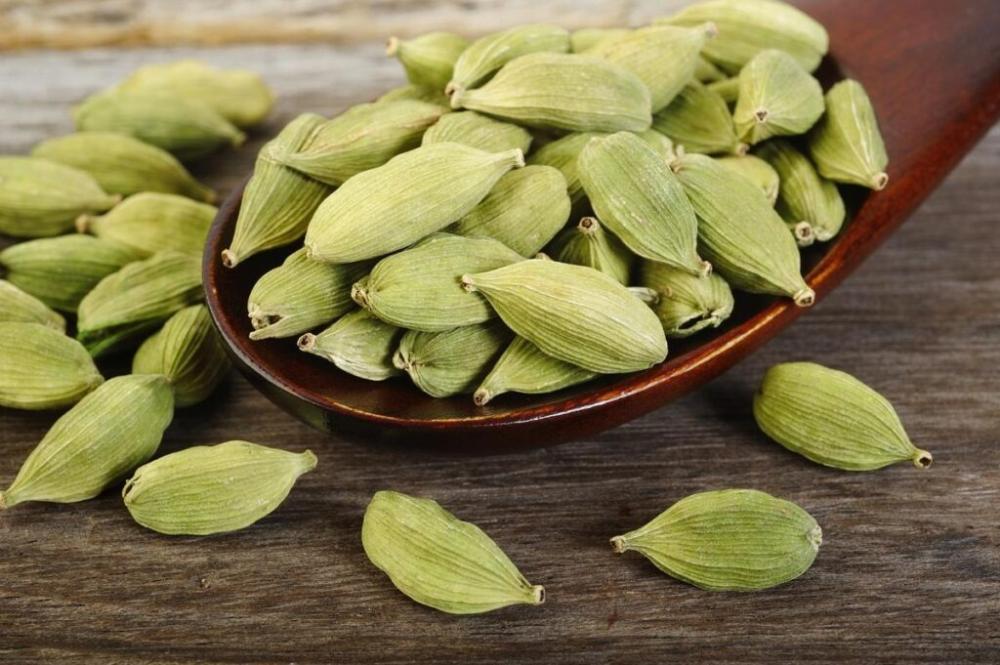 الفرق بين الهيل الأخضر والهيل الأسود