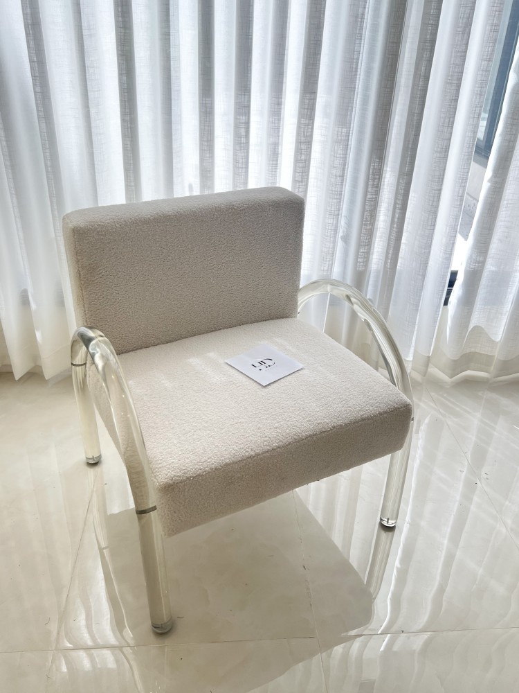 كرسي بذراع كرستالي .