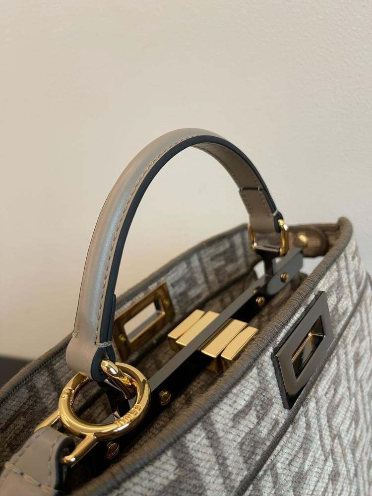 Fendi peekaboo size 27.5cm - بوتيك حنين