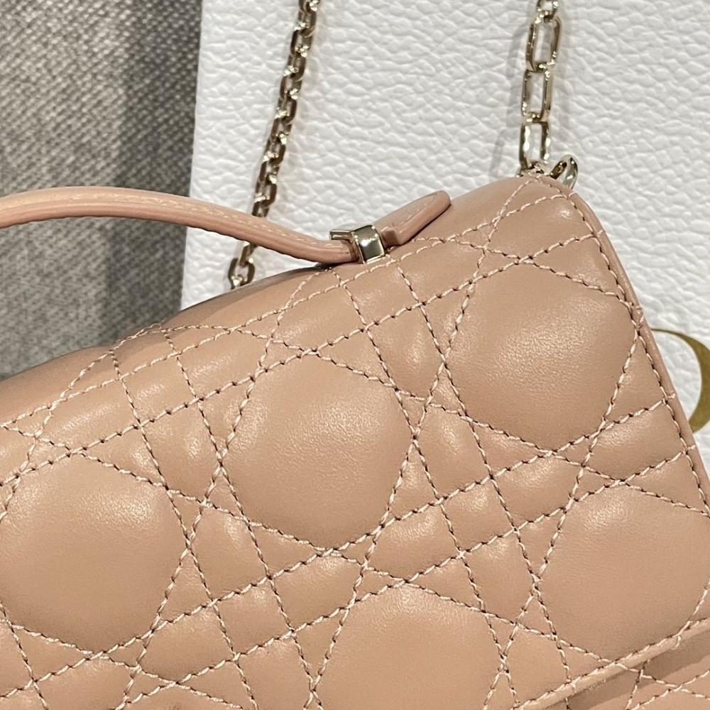 ديور ليدي كلاتش بيج