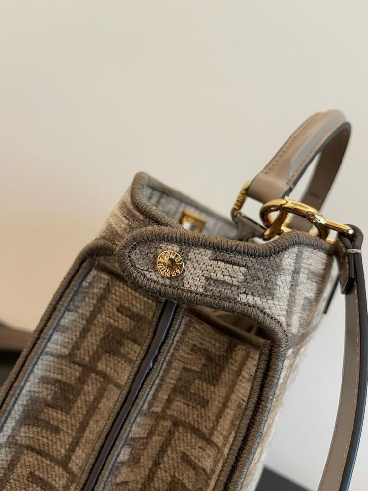 Fendi peekaboo size 27.5cm - بوتيك حنين