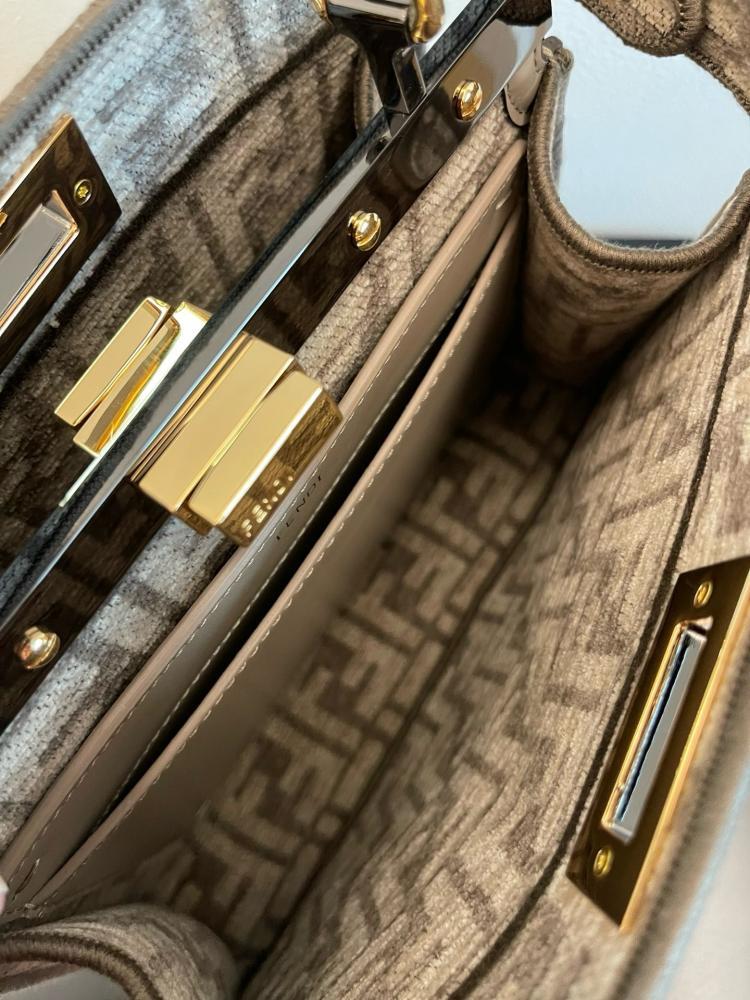 Fendi peekaboo size 27.5cm - بوتيك حنين