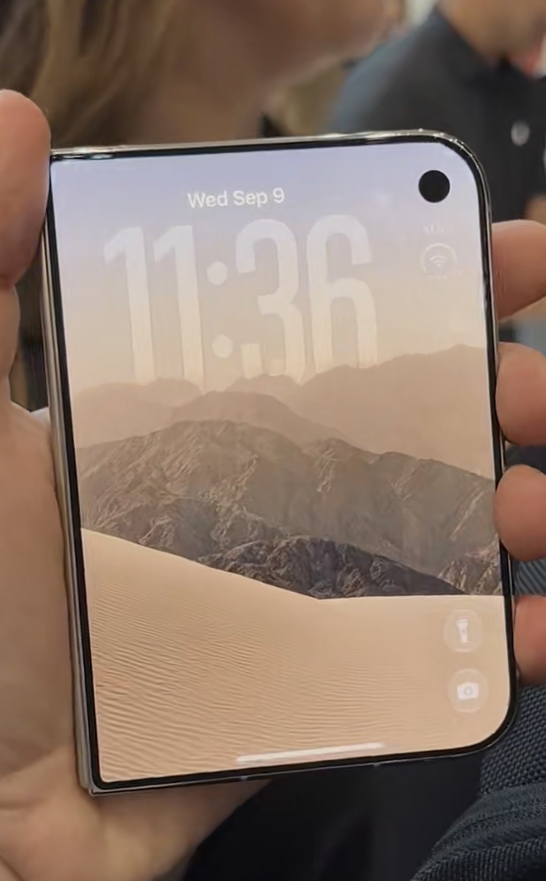 حجم ايفون القابل للطي iPhone Duo في اليد وهو مطوي