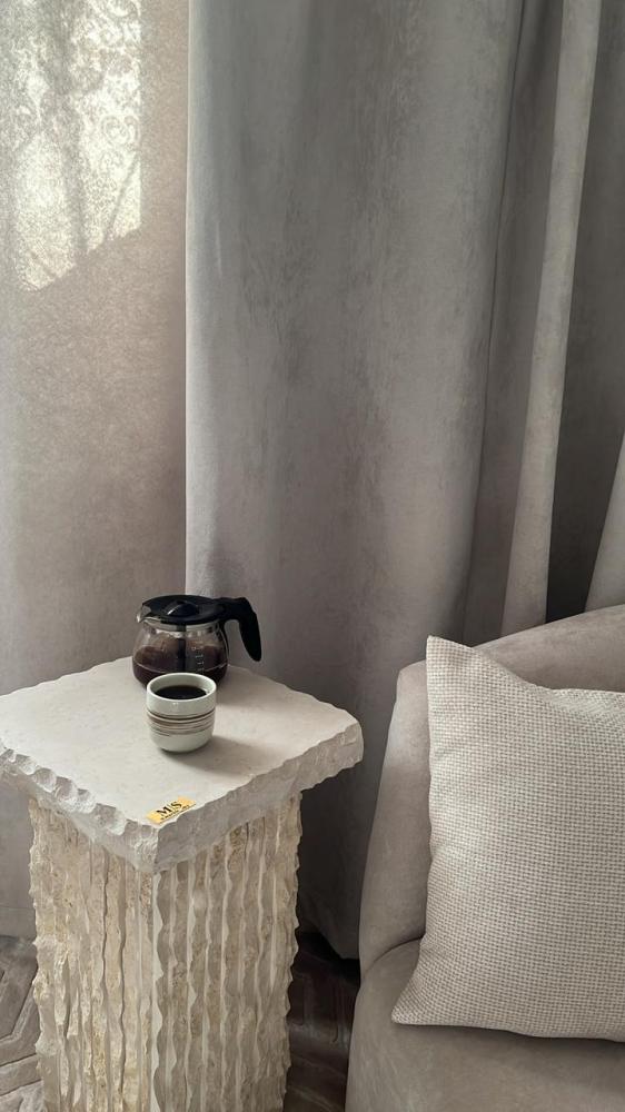 طاولة جانبية حجري