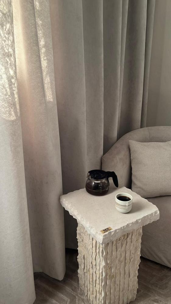 طاولة جانبية حجري