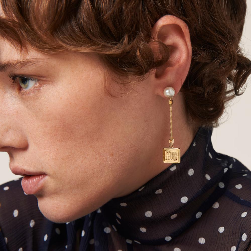 أقراط miumiu معدنية ولؤلؤ اصطناعي