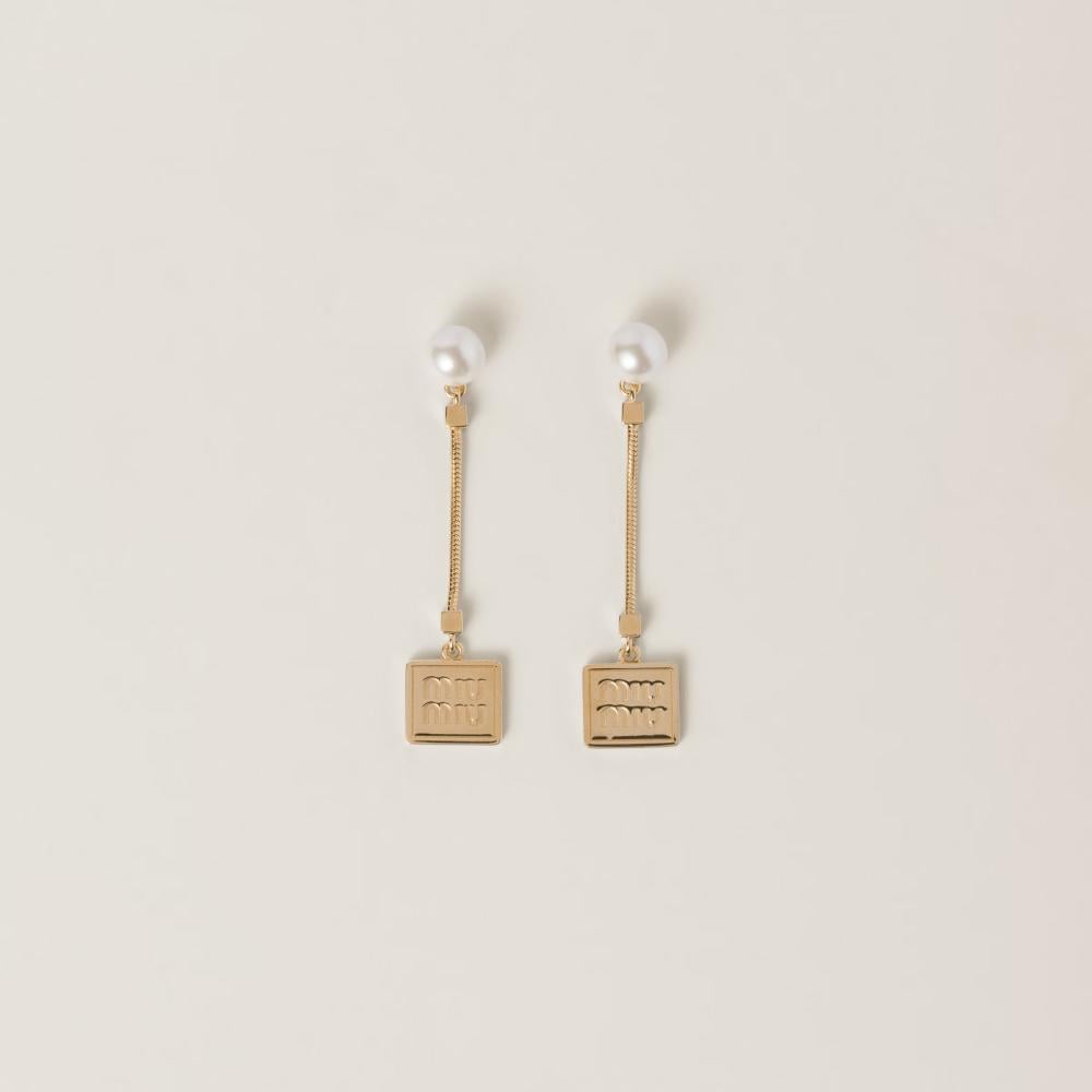 أقراط miumiu معدنية ولؤلؤ اصطناعي