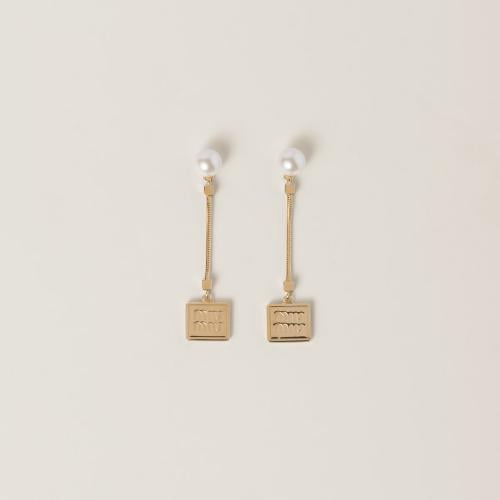 أقراط miumiu معدنية ولؤلؤ اصطناعي
