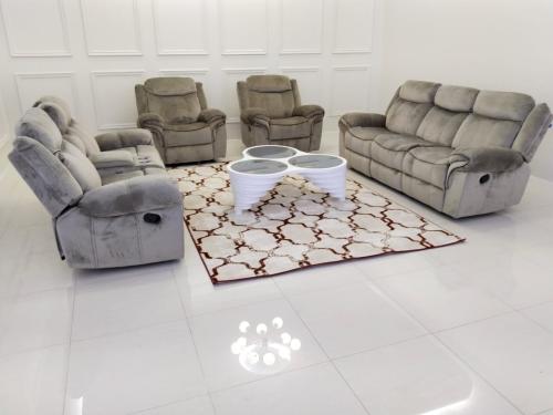 طقم كنب استرخاء كلاسيكي منجد مخمل بني 3+2+1+1 مقاع...