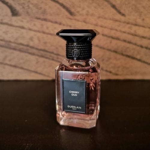 عطر ميني نسائي شيري عود من مجموعة عطور جيرلان الحص...