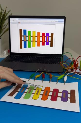 صانعو النغم – بيانو الـ MakeyMakey الذكي