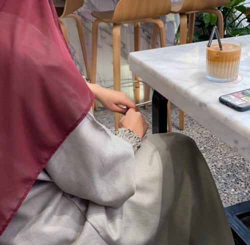 عبايه ب أكمام مجعده.