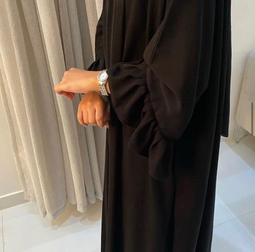 عبايه بأكمام مكسره