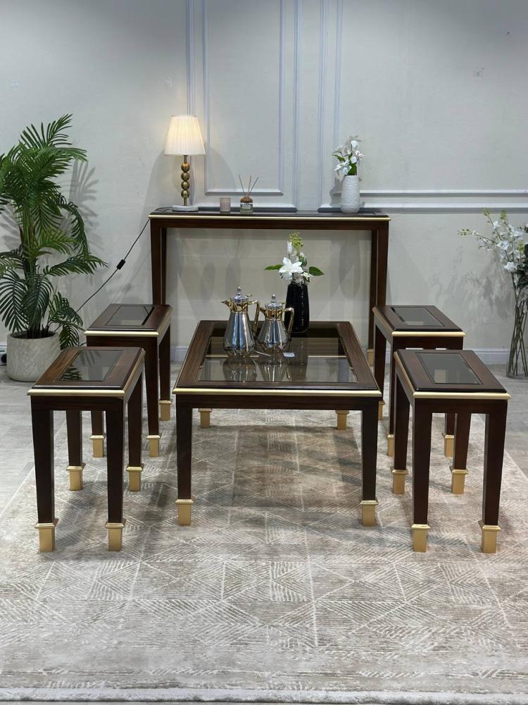 طقم طاولات ضيافة خشبي بسطح زجاجي شفاف – فخامة تليق بذوقك