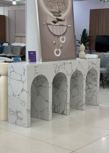 مدخل كونسول فاخر بتصميم هندسي عصري يجمع بين البساطة والفخامة