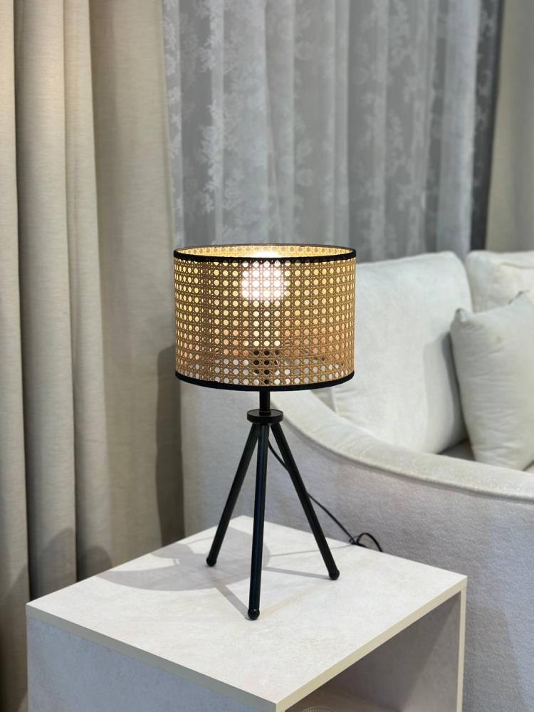 ابجورة طاولة بغطاء راتان – لمسة طبيعية بتصميم عصري