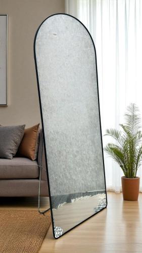 مرآة بإطار اسود بتصميم عصري – مقاس 165سم × قطر 60 سم – مع ستاند أنيق