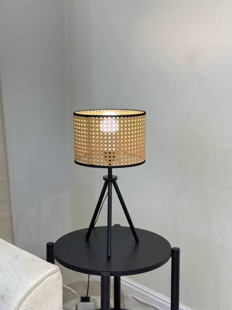 ابجورة طاولة بغطاء راتان – لمسة طبيعية بتصميم عصري