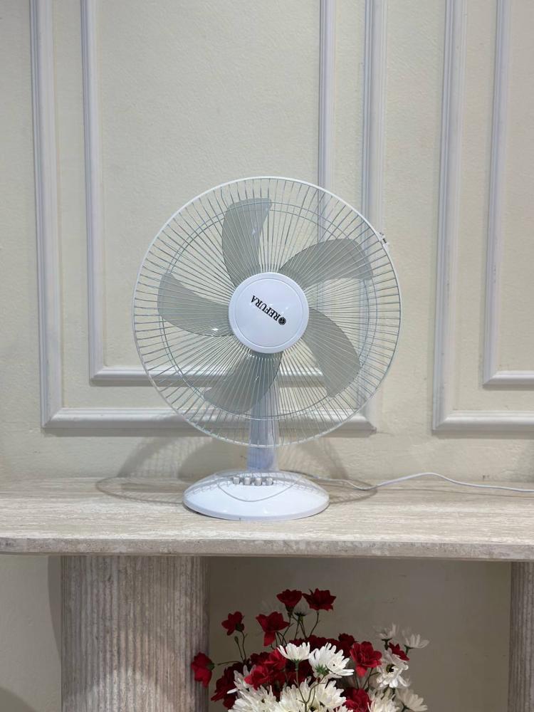 مروحة قاعدة جلاس لون ابيض
