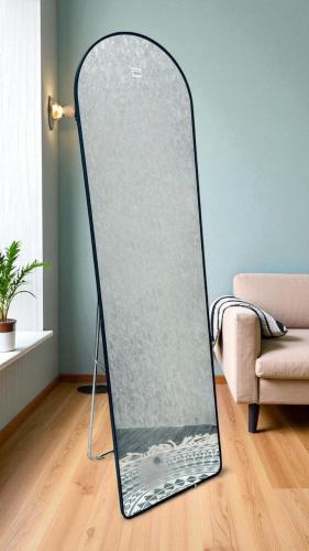 مرآة بإطار اسود بتصميم عصري – مقاس 160 سم × قطر 45 سم – مع ستاند أنيق