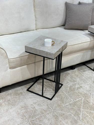 طاولة خدمة كنب بسطح بديل رخام وقاعدة حديد – تصميم عصري وفاخر