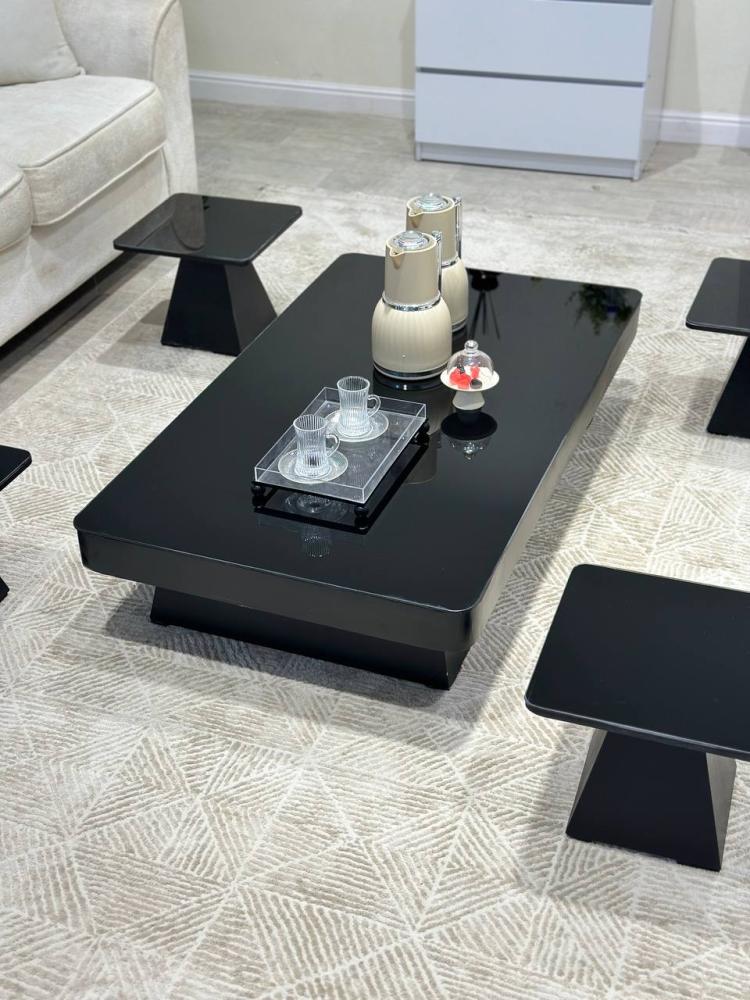 طقم طاولة ضيافة ارضي مع 4 طاولات خدمة بلون شمباني