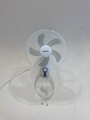 مروحة قاعدة جلاس لون ابيض
