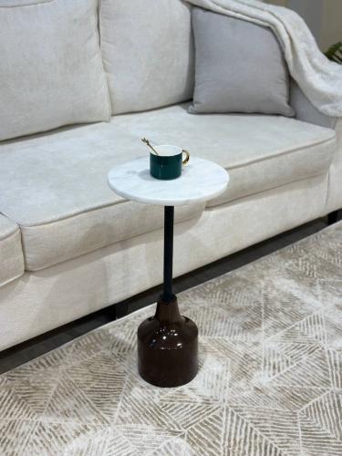 طاولة خدمة سطح رخام قطر 30*30 الارتفاع 60 سم