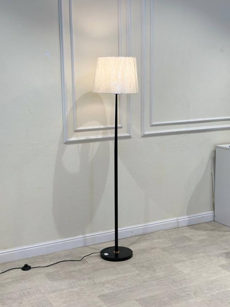 أباجورة أرضية طويلة بتصميم فاخر – رمز الأناقة والدفء في كل زاوية