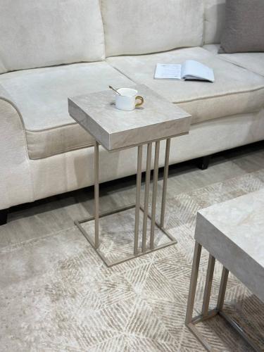 طاولة خدمة كنب بسطح بديل رخام وقاعدة حديد – تصميم عصري وفاخر